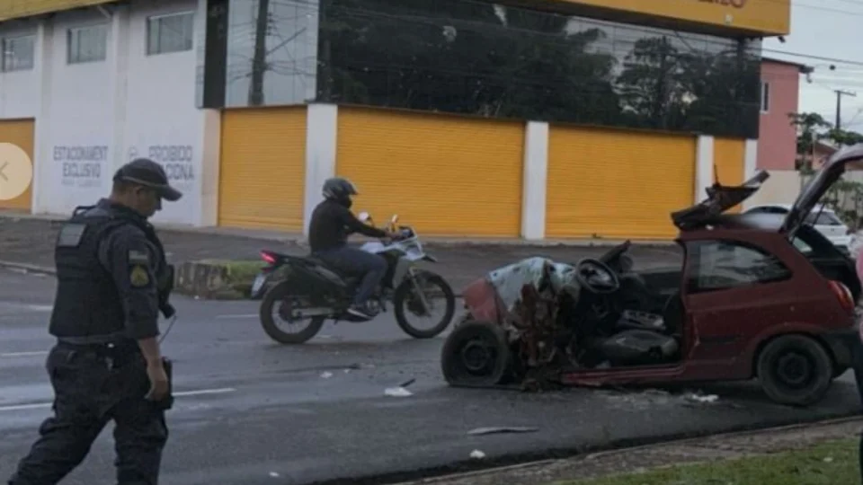Motoristas ficam feridos durante acidente entre carro e rota em Manaus; veja vídeo