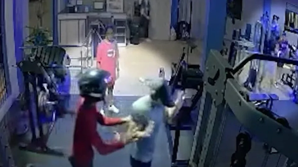 Assaltantes invadem academia e levam pertences de alunos em Manaus