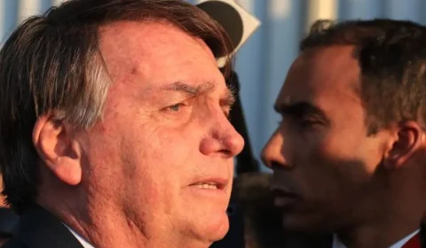 Bolsonaro tem 48h para explicar por que dormiu na embaixada da Hungria 