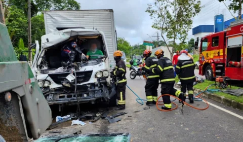 Colisão entre caminhão e caçamba deixa duas vítimas presas nas ferragens em Manaus