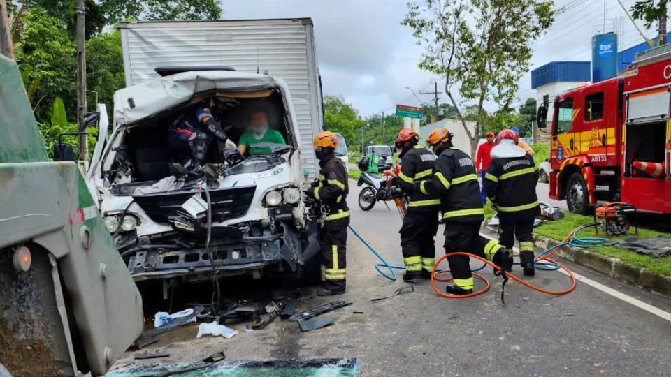 Colisão entre caminhão e caçamba deixa duas vítimas presas nas ferragens em Manaus