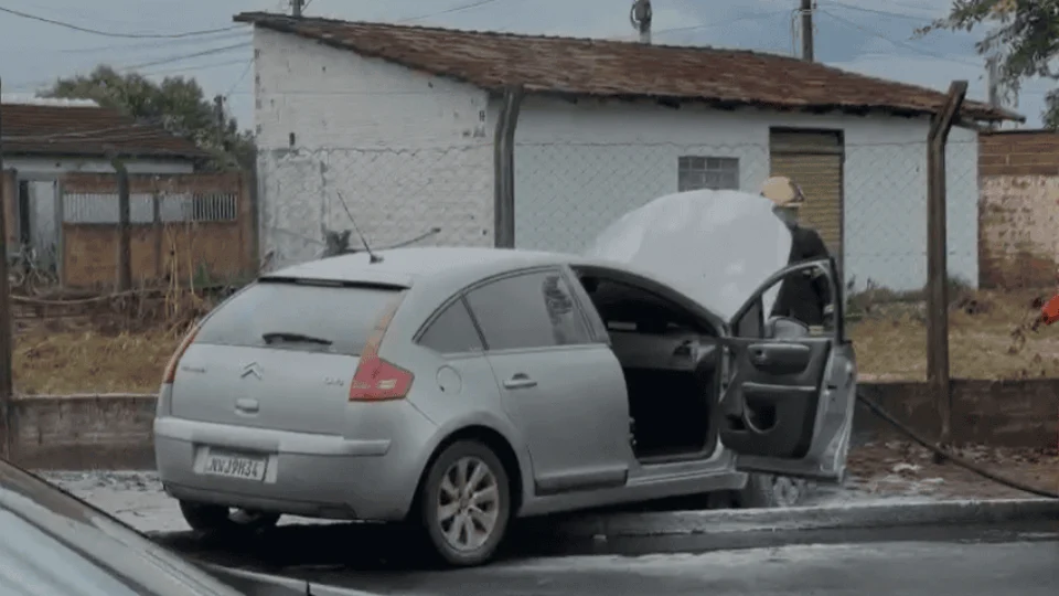 Frentista empurra carro em chamas e contém incêndio no Gurupi-TO