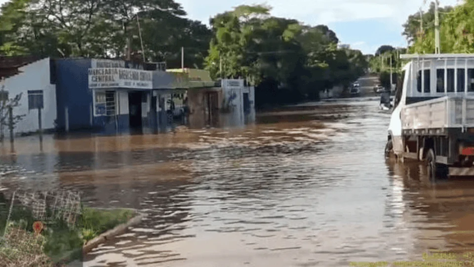 Prefeitura emite alerta após transbordamento de córrego em Gurupi-TO