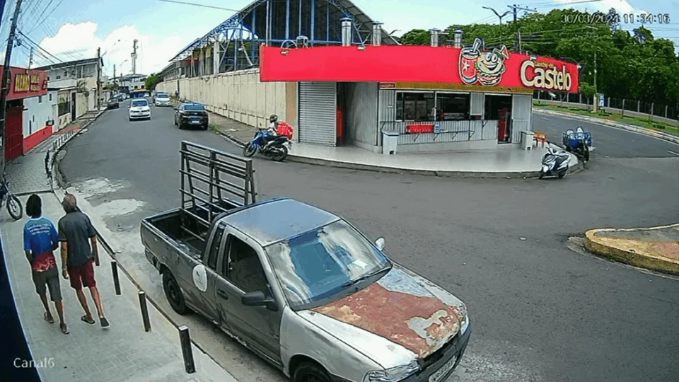 VÍDEO: acidente envolve entregador de moto e carro em Manaus