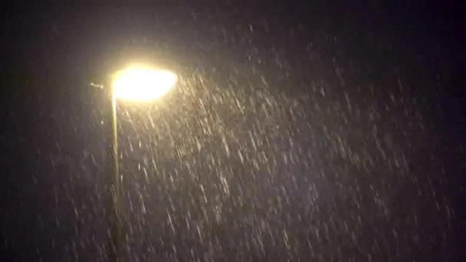 Bairros ficam sem energia durante forte chuva em Manaus