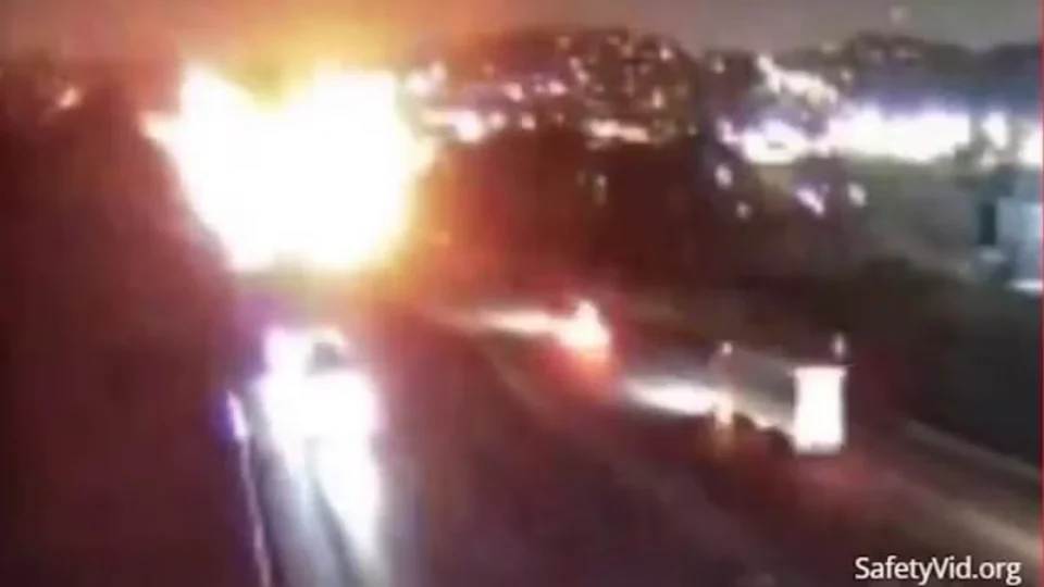 VÍDEO: avião cai próximo de rodovia movimentada e mata cinco pessoas nos EUA