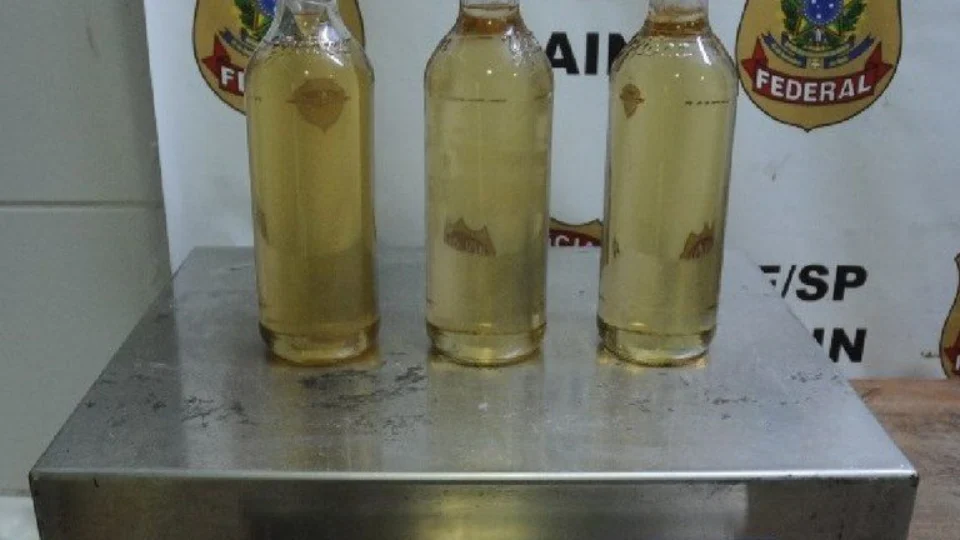 PF prende mulher com droga líquida em garrafas em aeroporto de SP