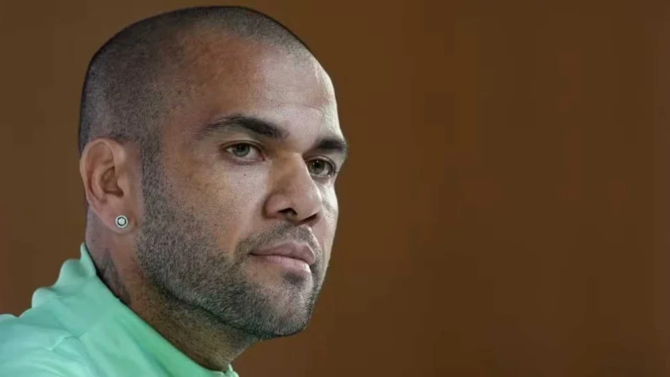 Daniel Alves deixa prisão após pagar fiança de 1 milhão de euros