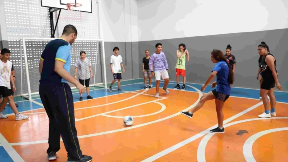 Escola investe no esporte para desenvolvimento de alunos surdos no AM