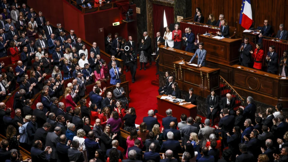 França inclui direito ao aborto na constituição em votação histórica; confira
