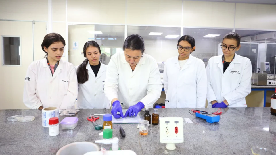 Mulheres na ciência: AM investe R$ 22 milhões em projetos de pesquisa