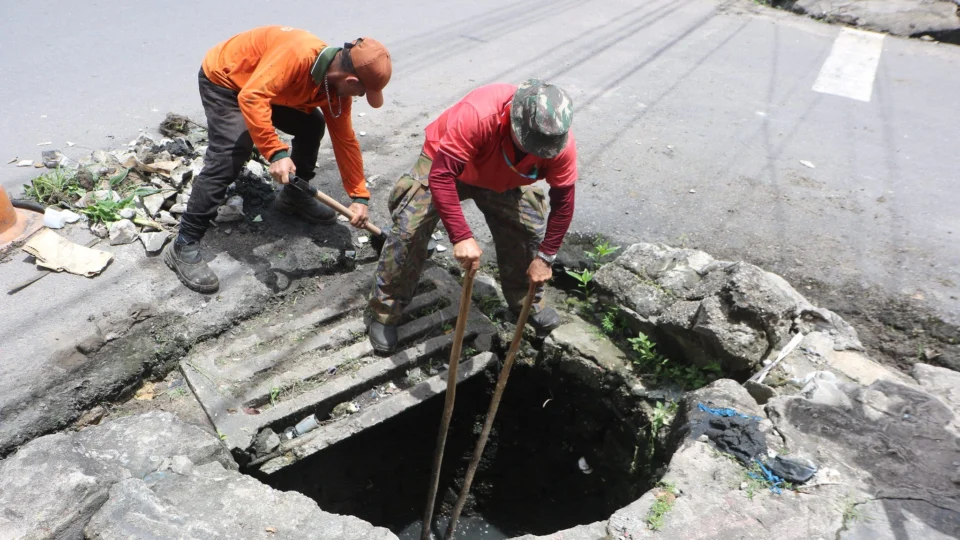 Manaus realiza limpeza de caixas coletoras para reduzir efeitos de chuvas