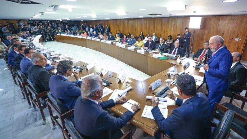 Lula sente queda de popularidade e reúne ministros; acompanhe   