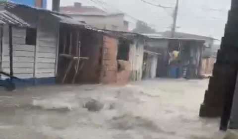 VÍDEO: rua e casas ficam alagadas durante forte chuva em Manaus