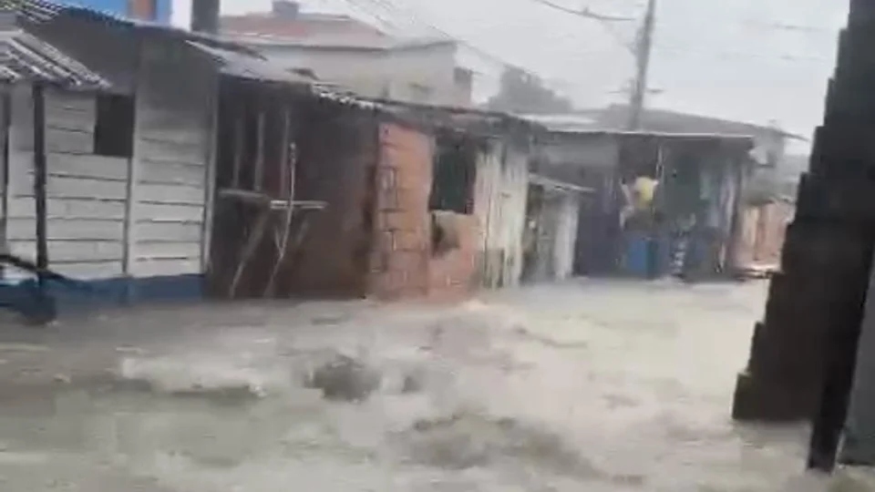VÍDEO: rua e casas ficam alagadas durante forte chuva em Manaus