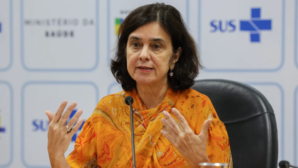 Ministra da Saúde falará sobre queimadas e seca extrema no Brasil nesta quarta-feira (25)