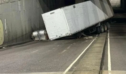 VÍDEO: Contêiner se solta de carreta e tomba em avenida de Manaus