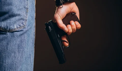 Homem é assassinado com vários tiros no portão de casa em RO