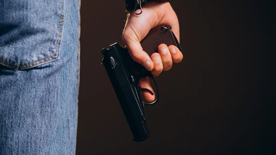 Homem é assassinado com vários tiros no portão de casa em RO