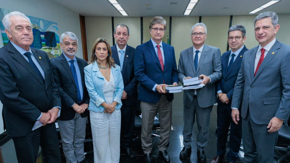 Omar Aziz e PGR discutem reabertura de inquéritos da CPI da Pandemia