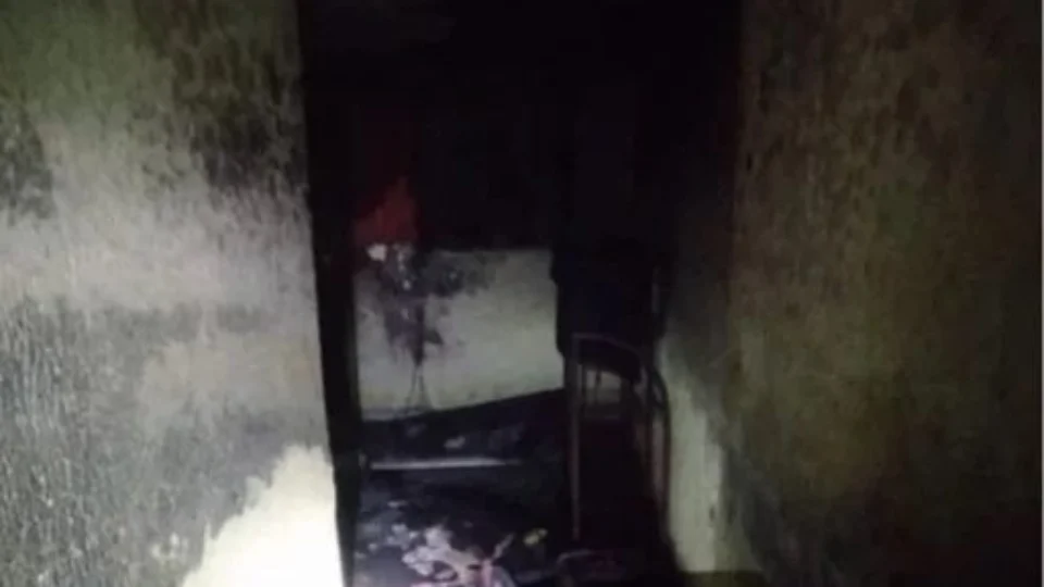 Bombeiros salvam crianças e cachorro presos em casa que pegou fogo em Manaus