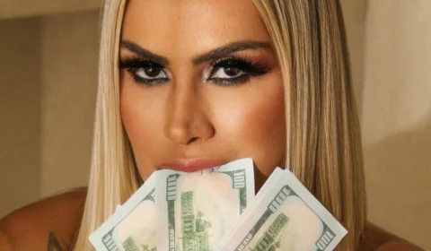 VÍDEO: influenciadora Juju Ferrari brinca ao limpar bumbum com dinheiro