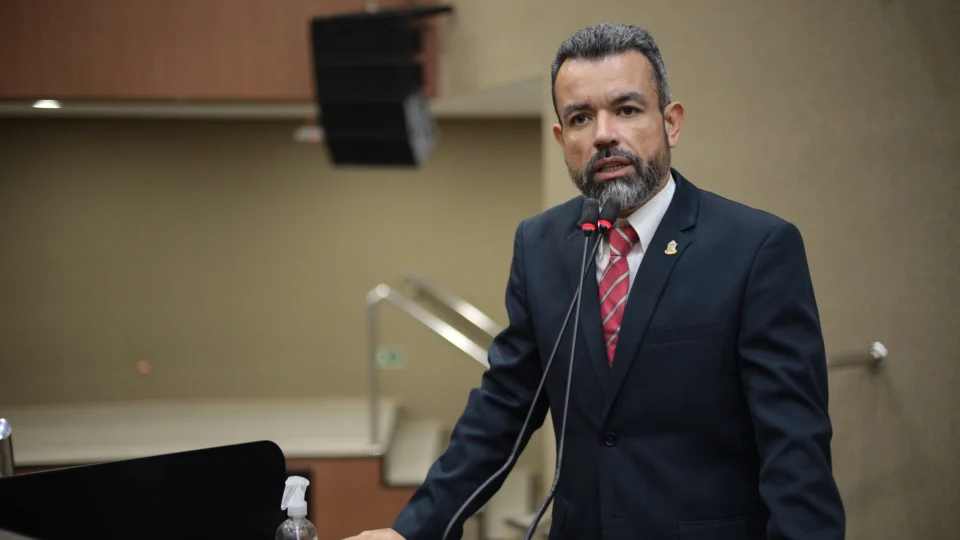 Peixoto continua no cargo após TRE-AM acatar pedido de defesa