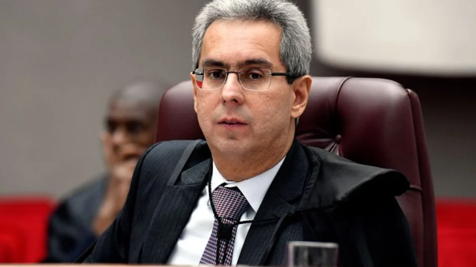 STJ faz lançamento de livro em homenagem ao ministro Gurgel de Faria