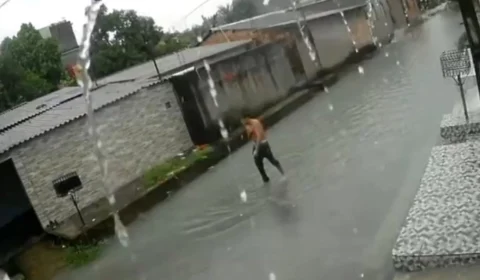 Vídeo mostra homem morrendo após ser atingido com facada no peito em Manaus