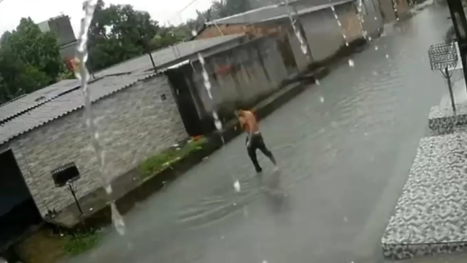 Vídeo mostra homem morrendo após ser atingido com facada no peito em Manaus