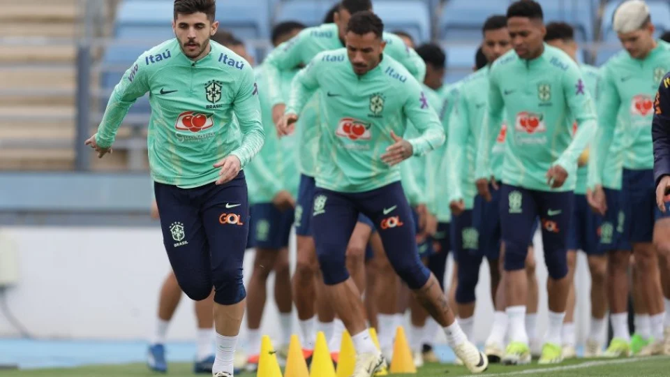 Seleção brasileira e Espanha jogam nesta terça (26); partida terá campanha contra o racismo