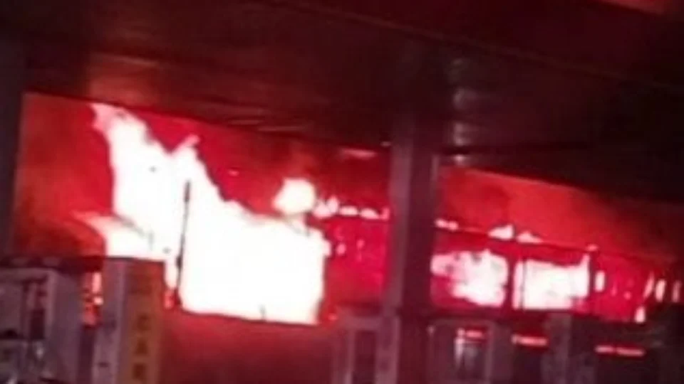 VÍDEO: incêndio atinge galpão de empresa de modulados em Manaus