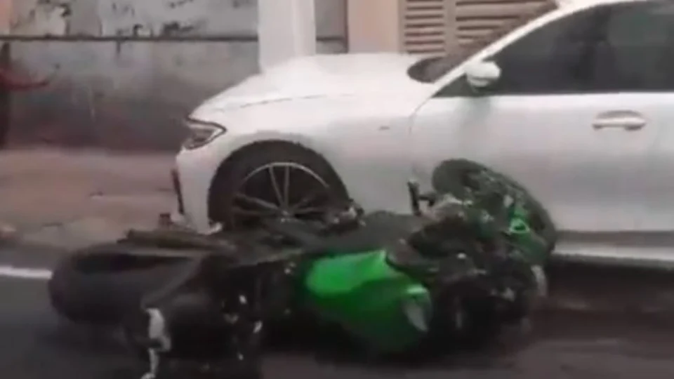 VÍDEO: motociclista fica gravemente ferido após colidir com BMW em Manaus