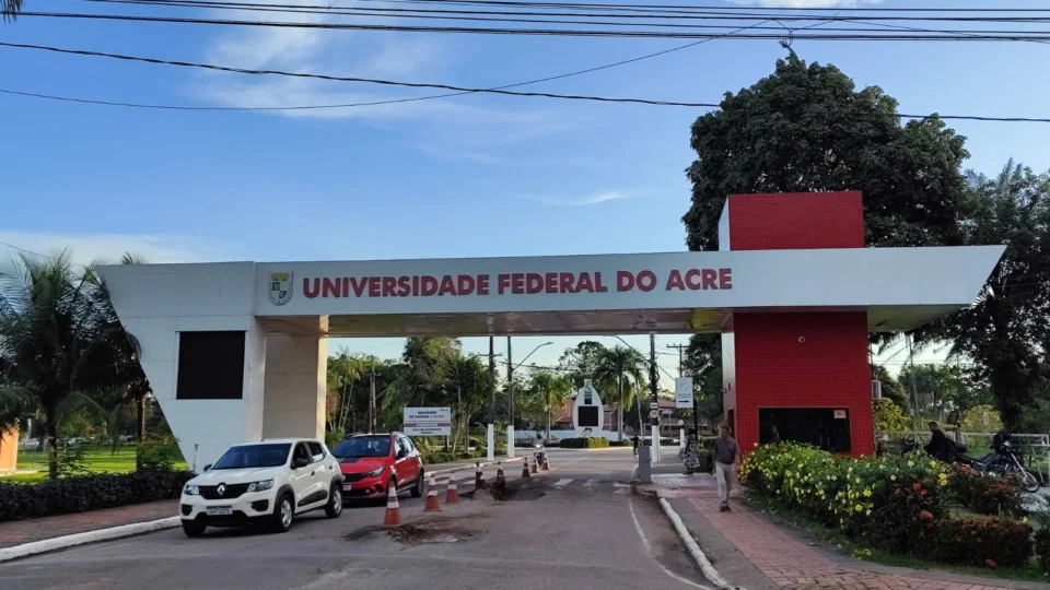 Greve: servidores da Ufac reivindicam reajuste salarial e reforma de carreiras
