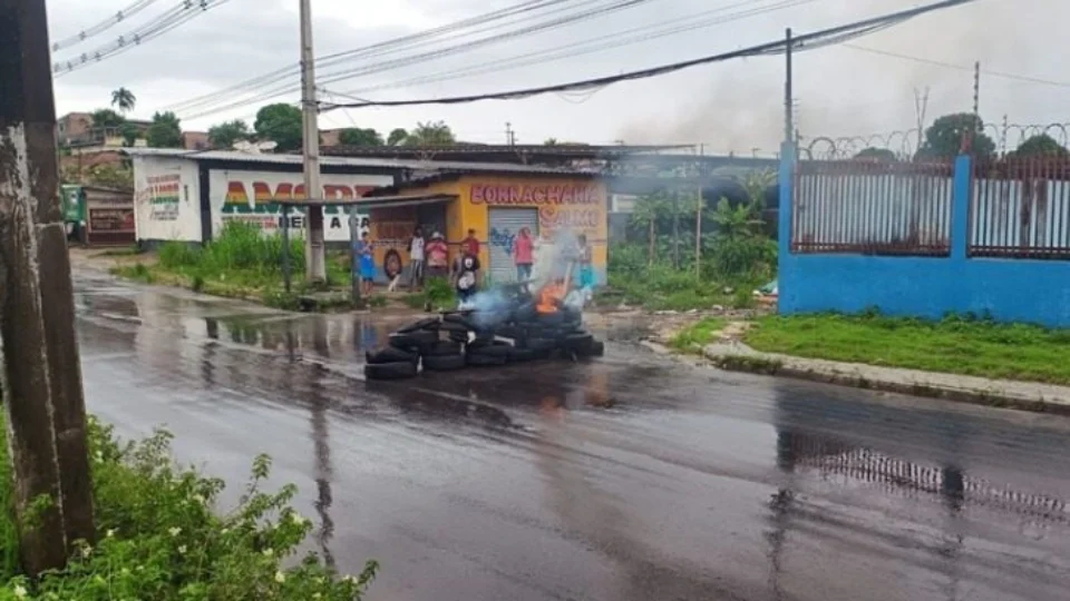 ‘A chuva está levando minha casa’, diz morador em protesto no bairro Santa Etelvina