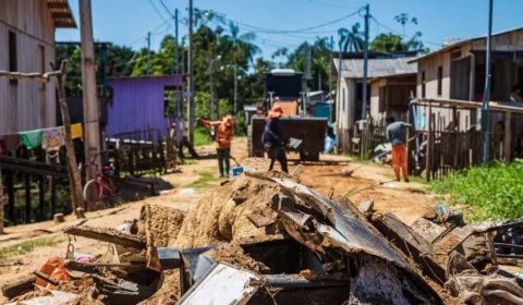 Cheia do rio: força-tarefa limpa 38 bairros do Cruzeiro do Sul-AC 