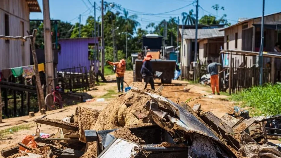 Cheia do rio: força-tarefa limpa 38 bairros do Cruzeiro do Sul-AC 