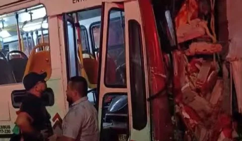 Ônibus colide contra comércio após ser atingido por carro em Manaus