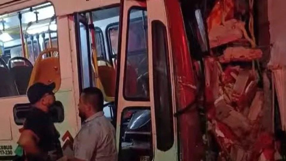 Ônibus colide contra comércio após ser atingido por carro em Manaus
