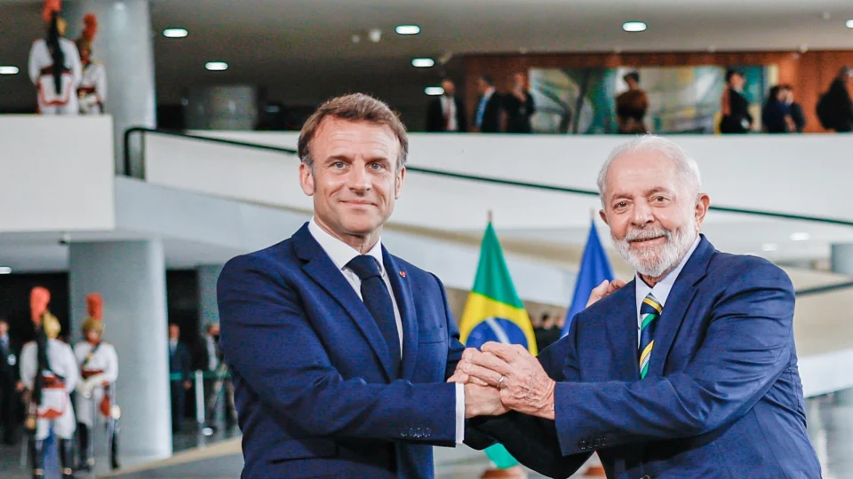 Lula e Macron assinam mais de 20 acordos bilaterais