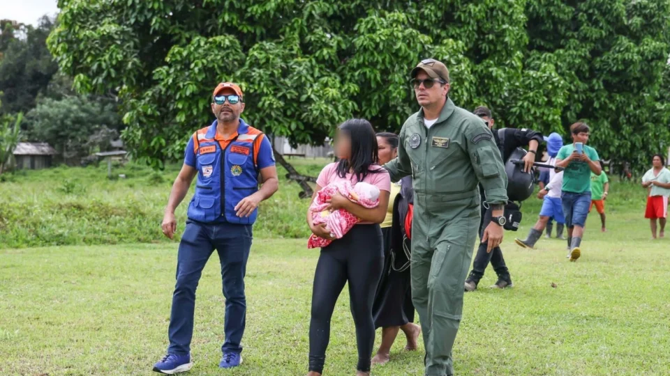 Dois indígenas e um bebê são resgatados em aldeia afetada por enchentes no AC