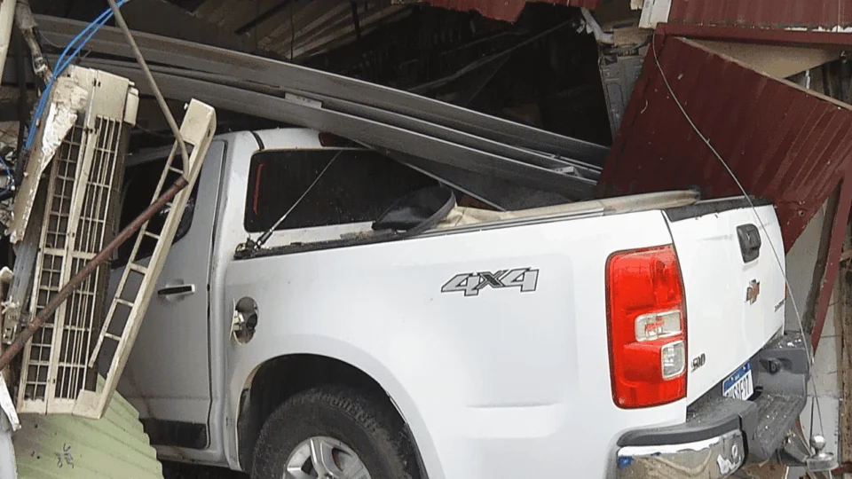 Funcionária morre e duas pessoas ficam feridas após carro invadir bar em Manaus