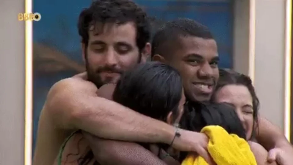 BBB 24: grupo Fadas cumpre promessa e pula sem roupa na piscina