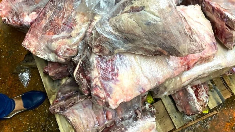 Carne estragada: quase 2 toneladas são encontradas em supermercado de Manaus