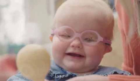 Menina nasce com condição rara nos olhos; pais só percebem horas depois