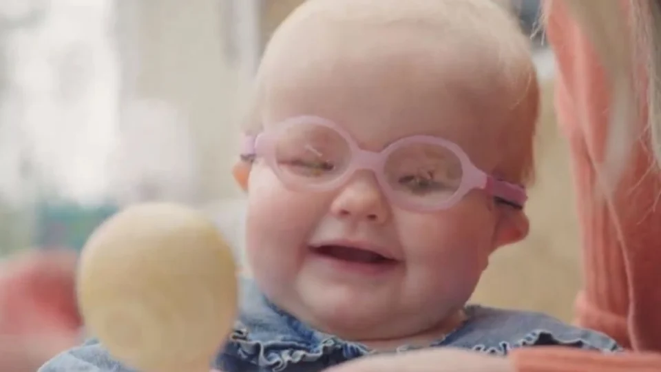 Menina nasce com condição rara nos olhos; pais só percebem horas depois