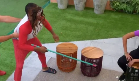 No BBB 24, Davi coloca roupa de Isabelle e brinca: “Grilo, grilo, vem aqui”