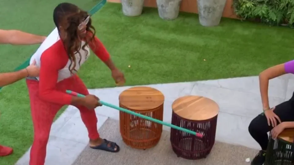 No BBB 24, Davi coloca roupa de Isabelle e brinca: “Grilo, grilo, vem aqui”