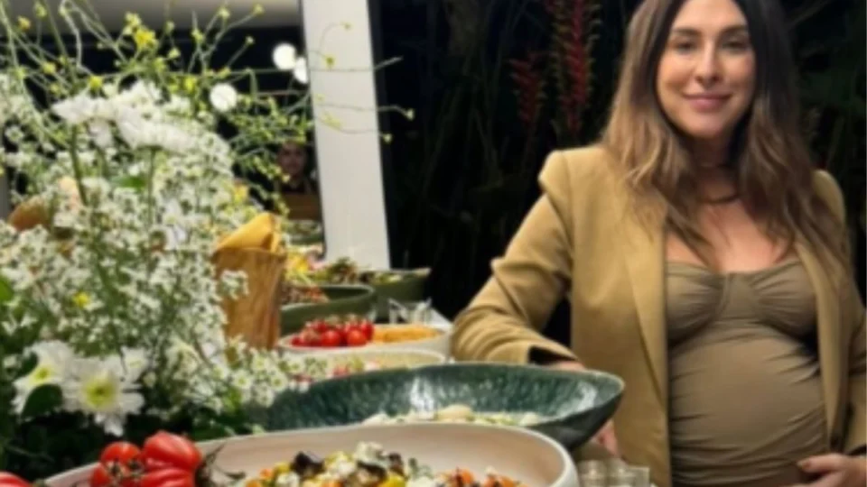 Fernanda Paes Leme posa nua e exibe barrigão da gravidez