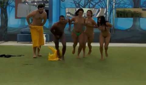 BBB 24: Davi, Beatriz, Isabelle, Alane e Matteus pulam pelados na piscina; veja vídeo